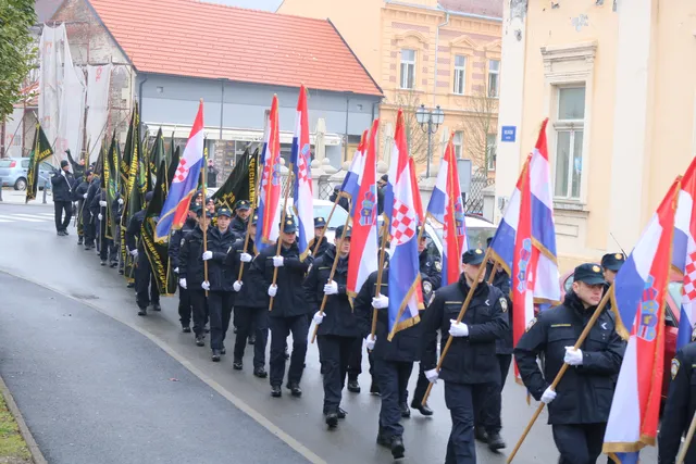 Fotografija uz članak „(FOTO) SVEČANI MIMOHOD GRADSKIM ULICAMA U koloni ponosa brojni građani i uzvanici“