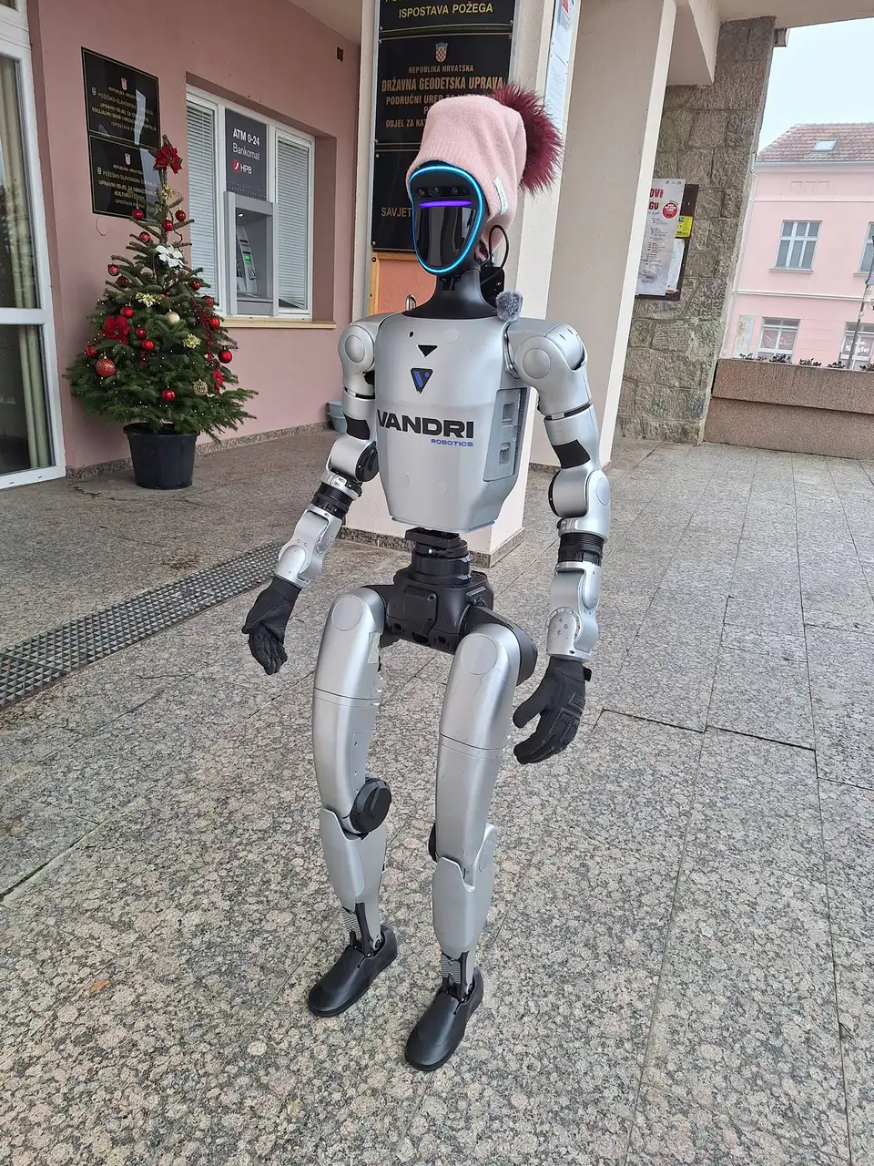 Fotografija uz članak „U Pakracu predstavljena Tonka, prva humanoidna robotica u Hrvatskoj - Jesmo li spremni za „nove sugrađane“?“