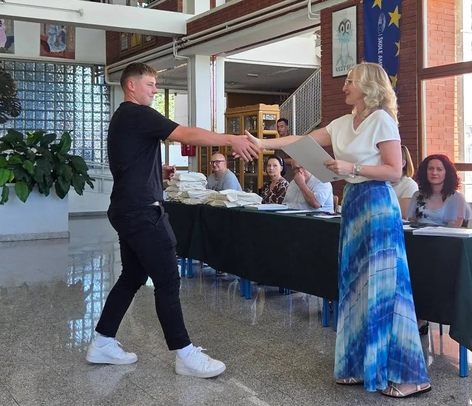 Fotografija uz članak „SREDNJA ŠKOLA PAKRAC Maturantima generacije 2025./06. uručene svjedodžbe“