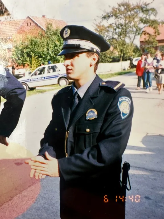 Fotografija uz članak „TOMO ŠKONDRO, ODRŽAVATELJ HAJDUKOVIH TERENA Policajac uzduž, oružar poprijeko“