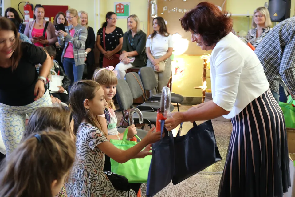 Fotografija uz članak „OŠ BRAĆE RADIĆA / DOBRODOŠLICA PRVAŠIĆIMA: Torbe na ramena pa u školu!“