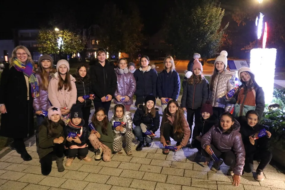 Fotografija uz članak „ADVENT U PAKRACU Na trgu zapaljena prva adventska svijeća“