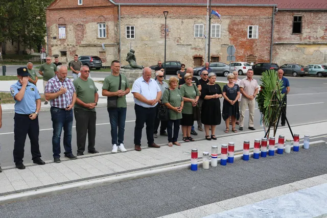 Fotografija uz članak „DAN POBJEDE I DOMOVINSKE ZAHVALNOSTI Odana počast poginulim braniteljima“