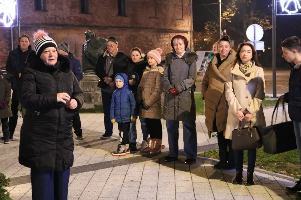 Fotografija uz članak „ADVENT U PAKRACU Na trgu zapaljena prva adventska svijeća“