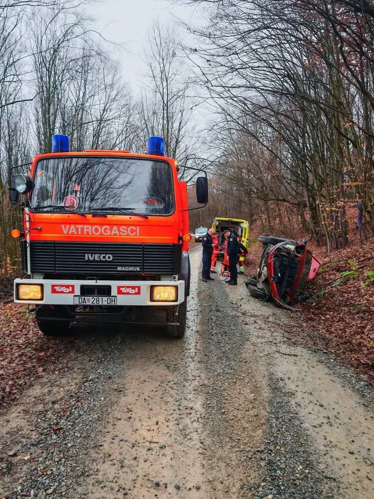 Fotografija uz članak „Zbog neprilagođene brzine sletio s ceste, vozač odbio alkotest“