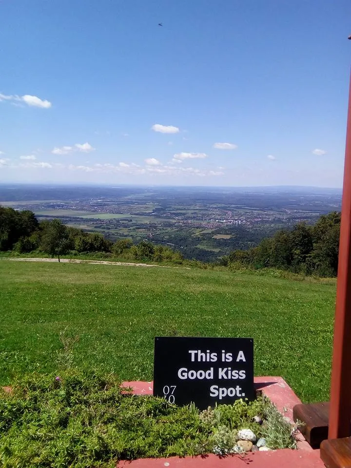 Fotografija uz članak „ZALJUBLJENIMA Good Kiss Spot table na tri lokacije u Pakracu“