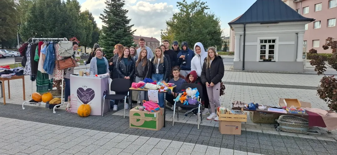 Fotografija uz članak „HUMANITARNA AKCIJA NA PAKRAČKOJ ŠETNICI Buvljak srednjoškolaca za napuštene životinje“