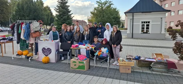 Fotografija uz članak „HUMANITARNA AKCIJA NA PAKRAČKOJ ŠETNICI Buvljak srednjoškolaca za napuštene životinje“