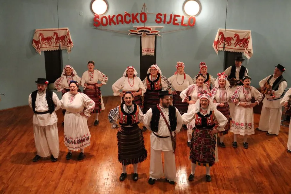 Fotografija uz članak „ŠOKAČKO SIJELO U PREKOPAKRI Večer puna pjesme, običaja i zajedništva“