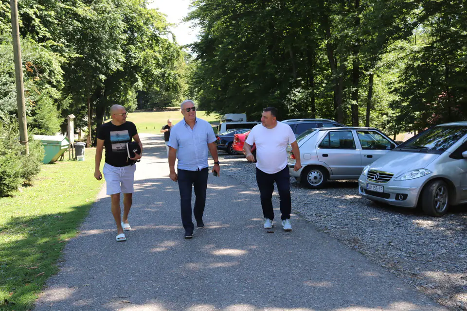 Fotografija uz članak „ŽUPANIJSKI NOGOMETNI ČELNICI U PAKRACU Sportski posjet i obilazak radova na novom igralištu“