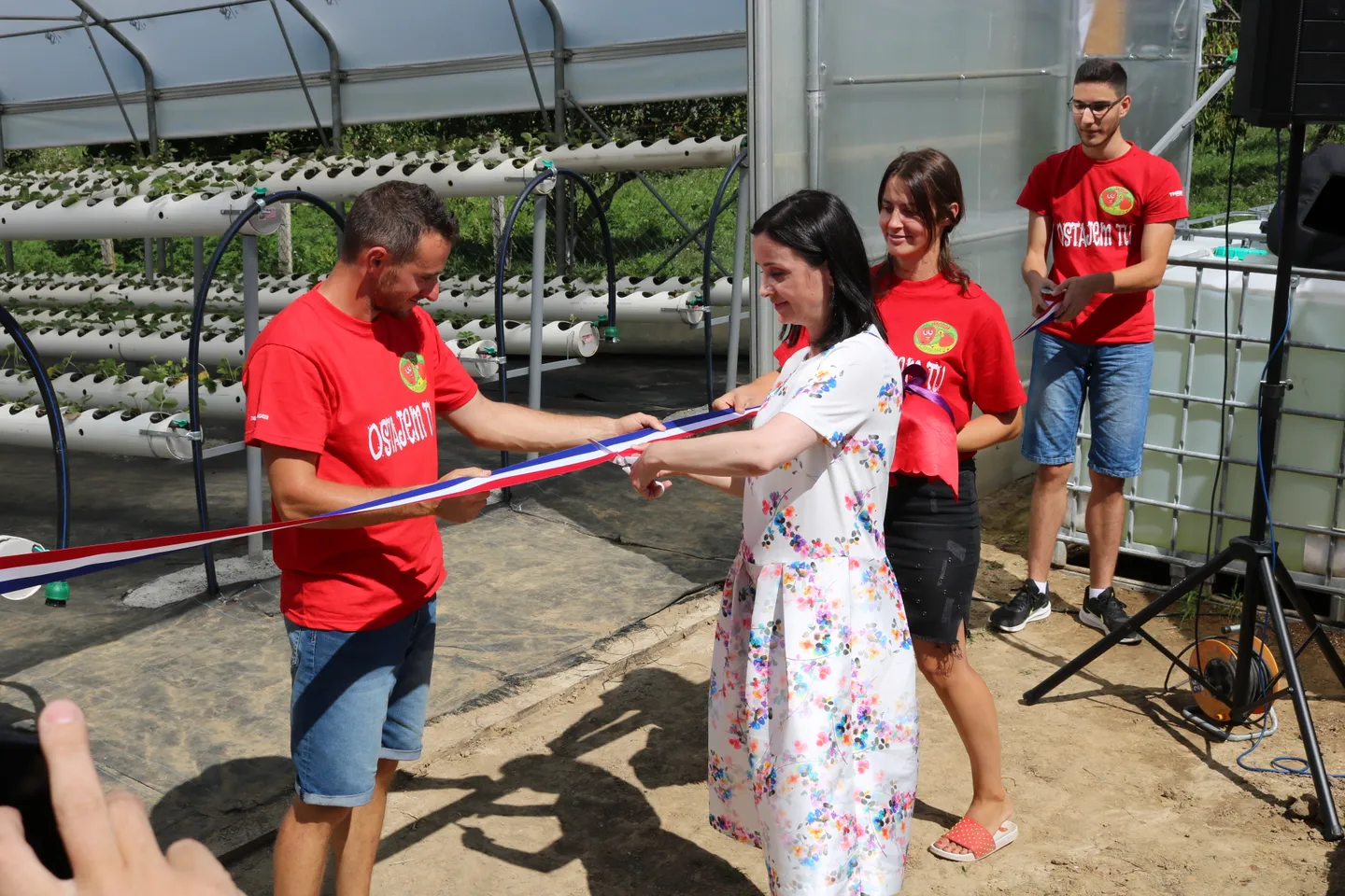 Fotografija uz članak „NOVA INVESTICIJA OPG-a BRINJAK Svečano otvoren plastenik za HV uzgoj jagoda“