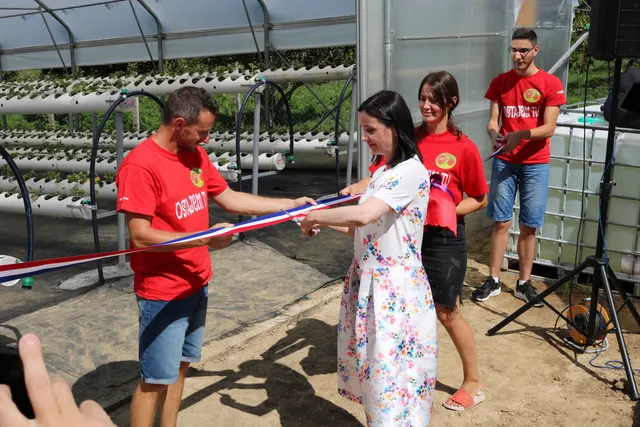 Fotografija uz članak „NOVA INVESTICIJA OPG-a BRINJAK Svečano otvoren plastenik za HV uzgoj jagoda“