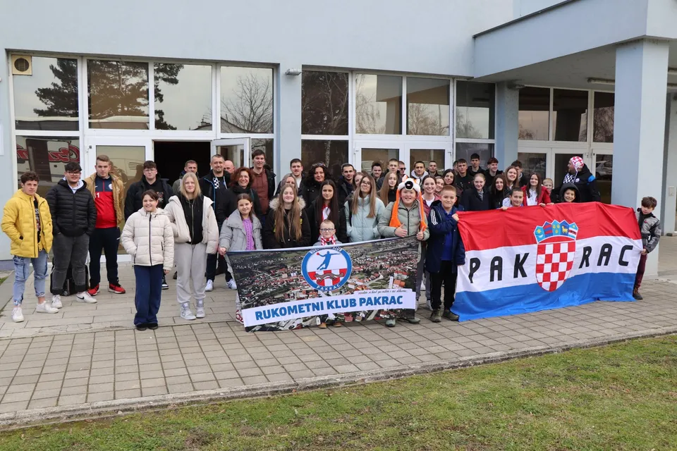 Fotografija uz članak „RUKOMETNI KLUB PAKRAC Upravo otputovali u Zagreb na doček naših srebrnih reprezentativaca“