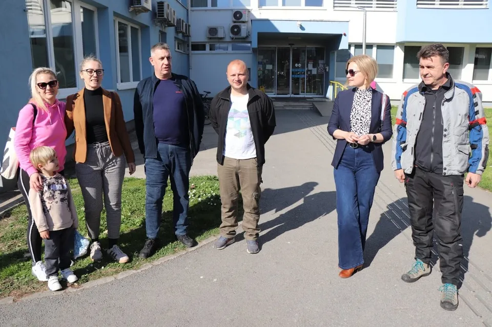 Tomislav Gašpar sasvim desno uz ravnateljicu Major i djelatnike Odjela pedijatrije istaknuo je koliko je pakačka bolnica važna za Daruvarčane