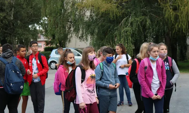 grupa učenika scaled c