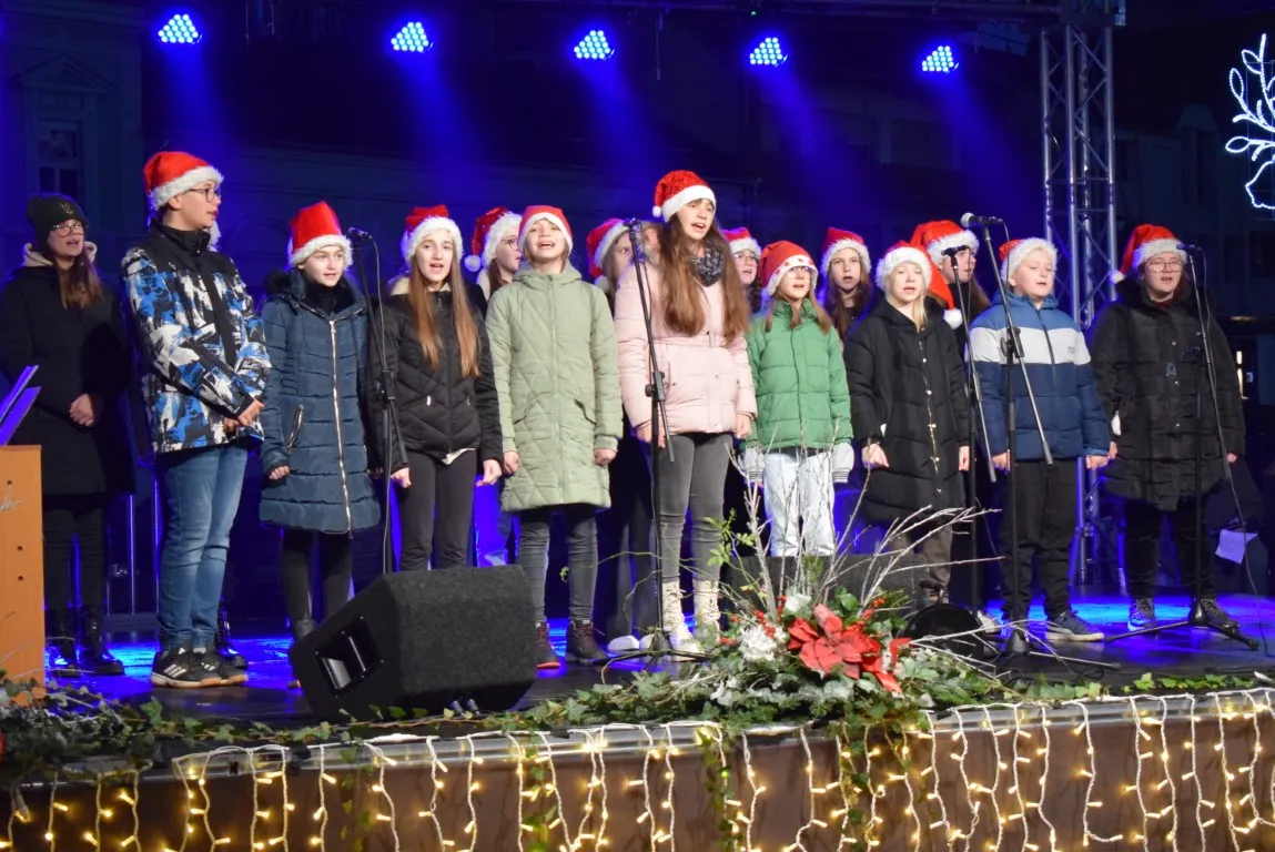 Fotografija uz članak „BOŽIĆNI SAJAM Prigodni adventski program i dolazak Djedice“