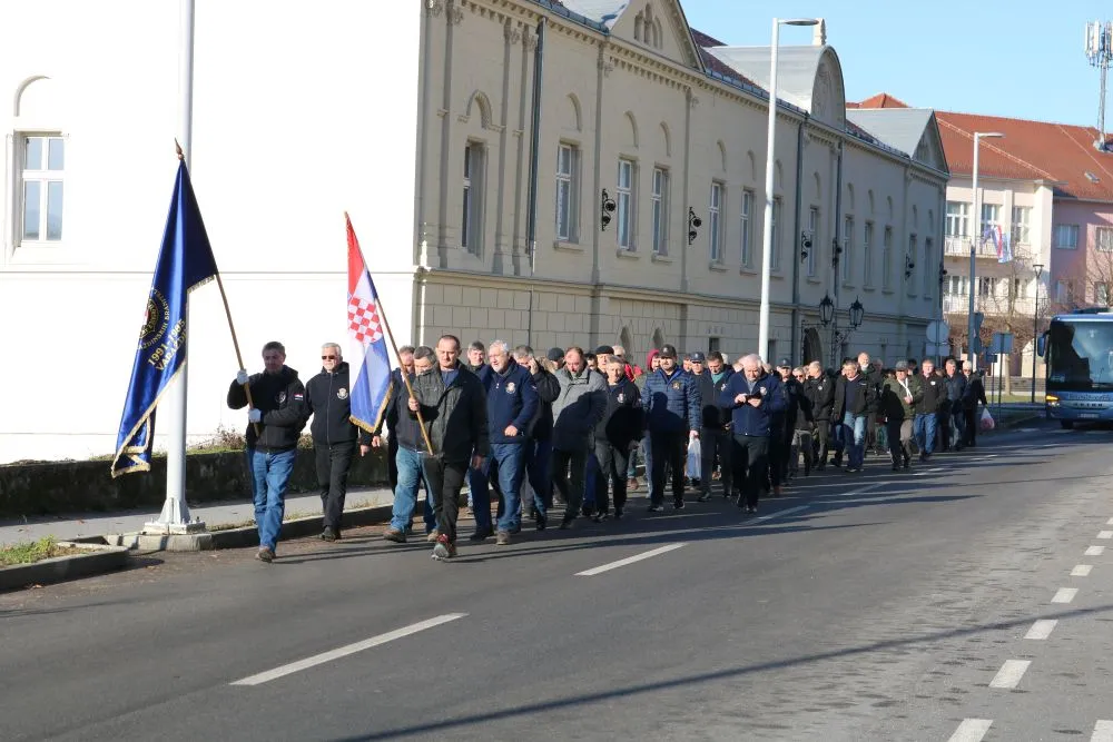 Fotografija uz članak „Polaganjem vijenaca i mimohodom obilježena 34. godišnjica akcije „Alfa““