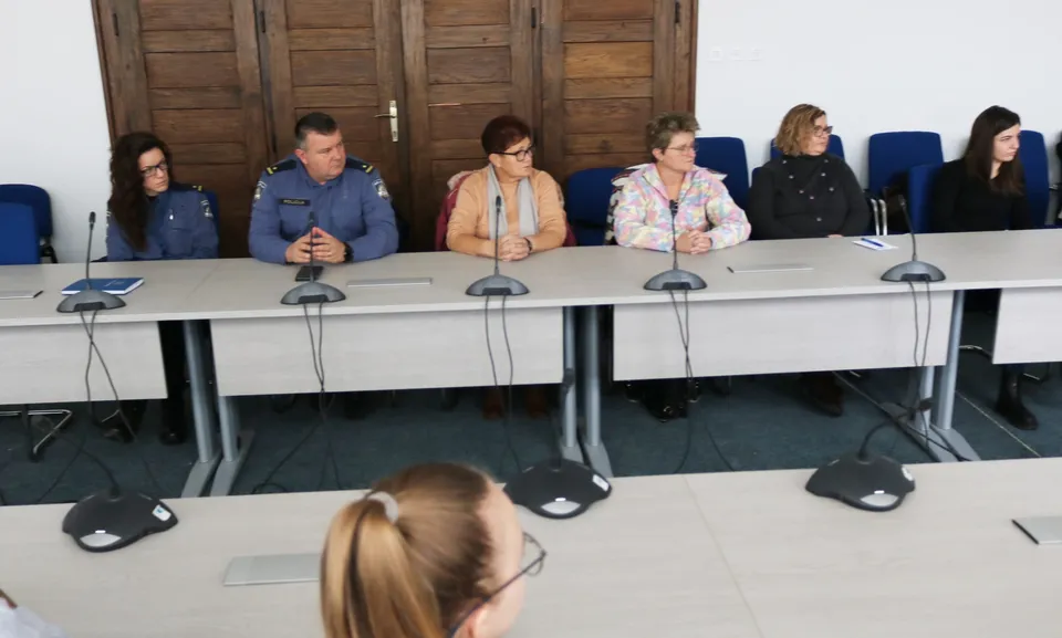 okrugli stol lijevo