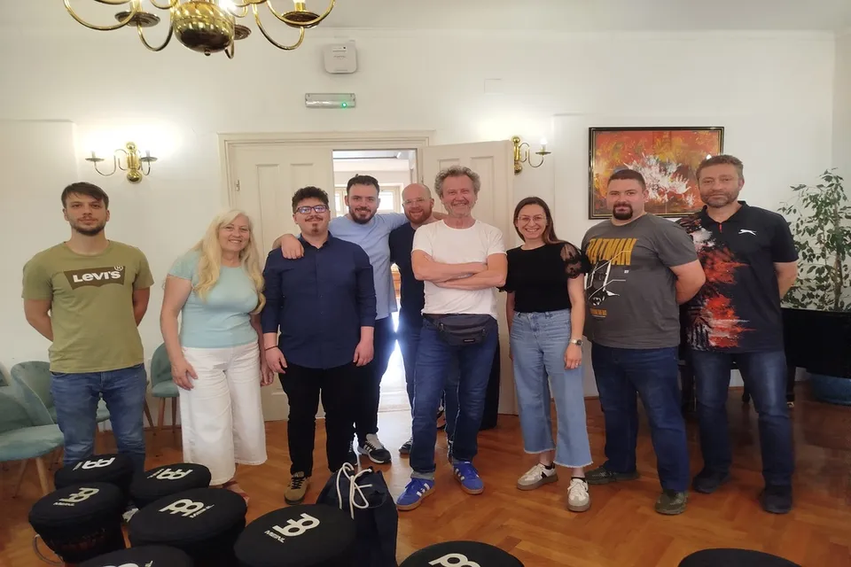 Fotografija uz članak „RUKSAK PUN KULTURE Bubnjarska radionica Branka Trajkova proizvela strujni krug radosti“