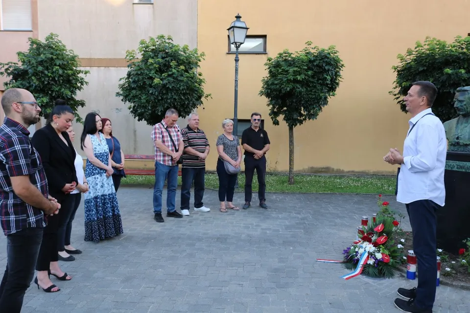 Fotografija uz članak „POVODOM DANA DRŽAVNOSTI Odana počast molitvom i polaganjem vijenaca“