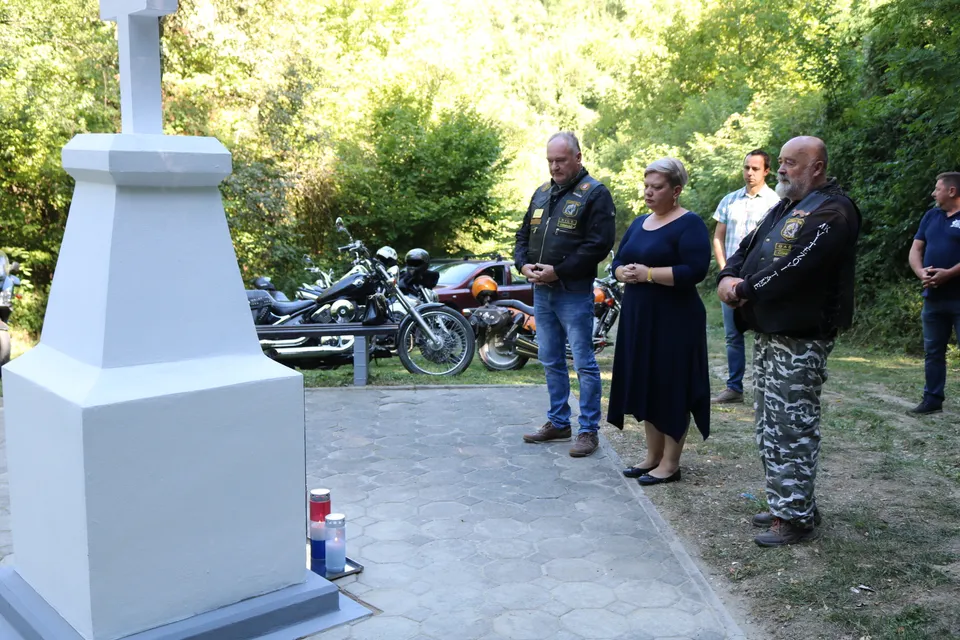 Fotografija uz članak „'VITEZOVI' OBNOVILI FOKIN SPOMENIK "Mali doprinos našem ratnom zapovjedniku i prijatelju"“