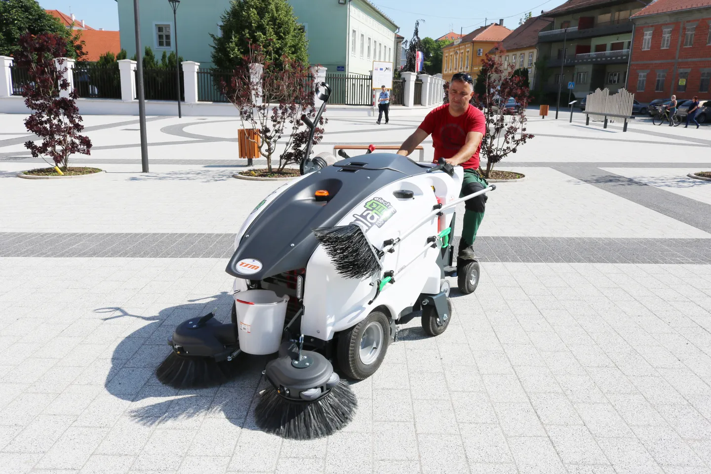 Fotografija uz članak „VIŠENAMJENSKA ČISTILICA Komunalnom pogonu stigao električni pomoćnik“