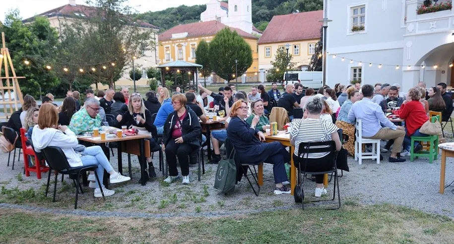 Fotografija uz članak „COOLTURNO LJETO U petak pub kviz u dvorištu kurije“
