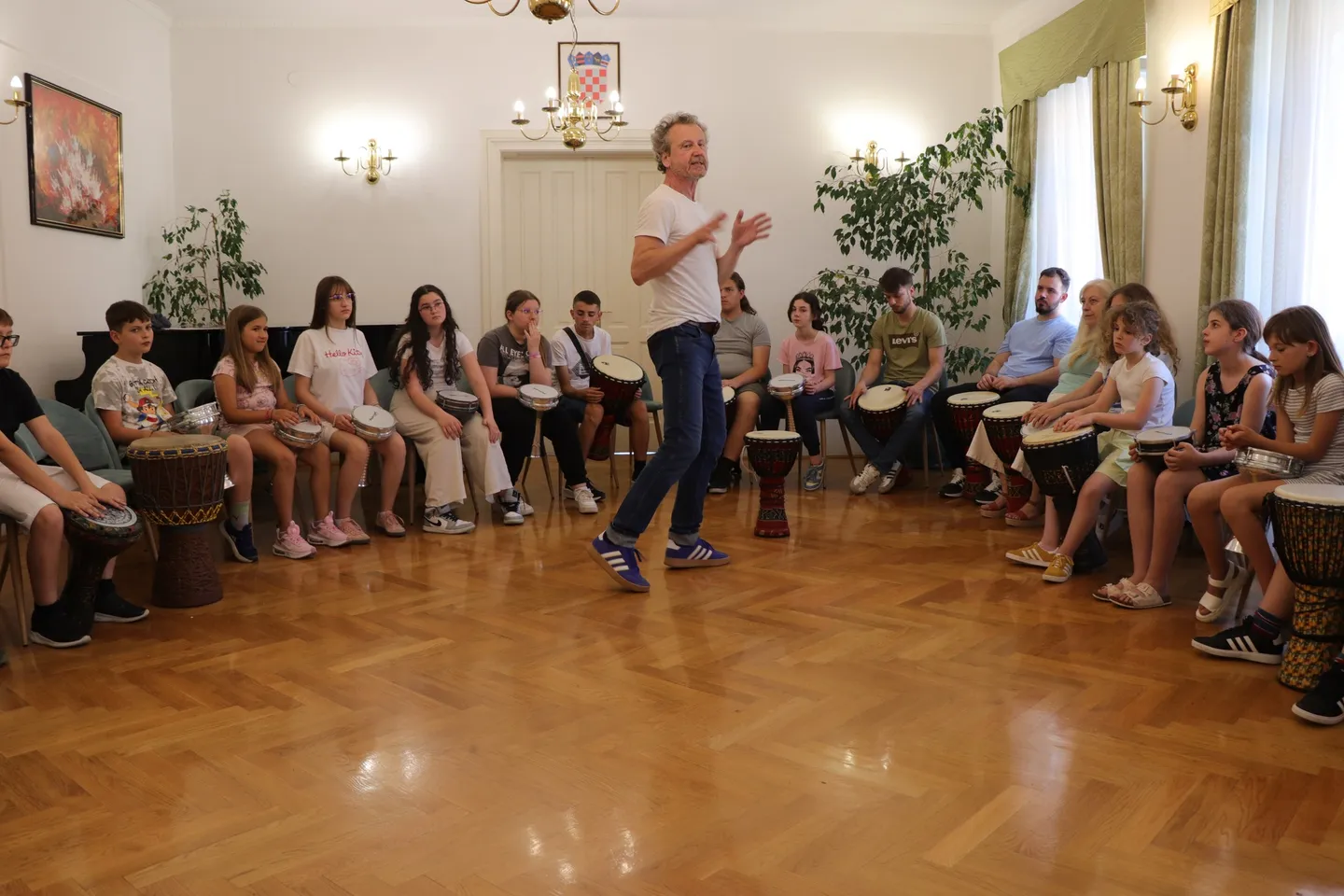 Fotografija uz članak „RUKSAK PUN KULTURE Bubnjarska radionica Branka Trajkova proizvela strujni krug radosti“