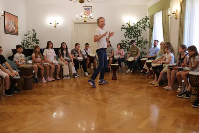 Fotografija uz članak „RUKSAK PUN KULTURE Bubnjarska radionica Branka Trajkova proizvela strujni krug radosti“
