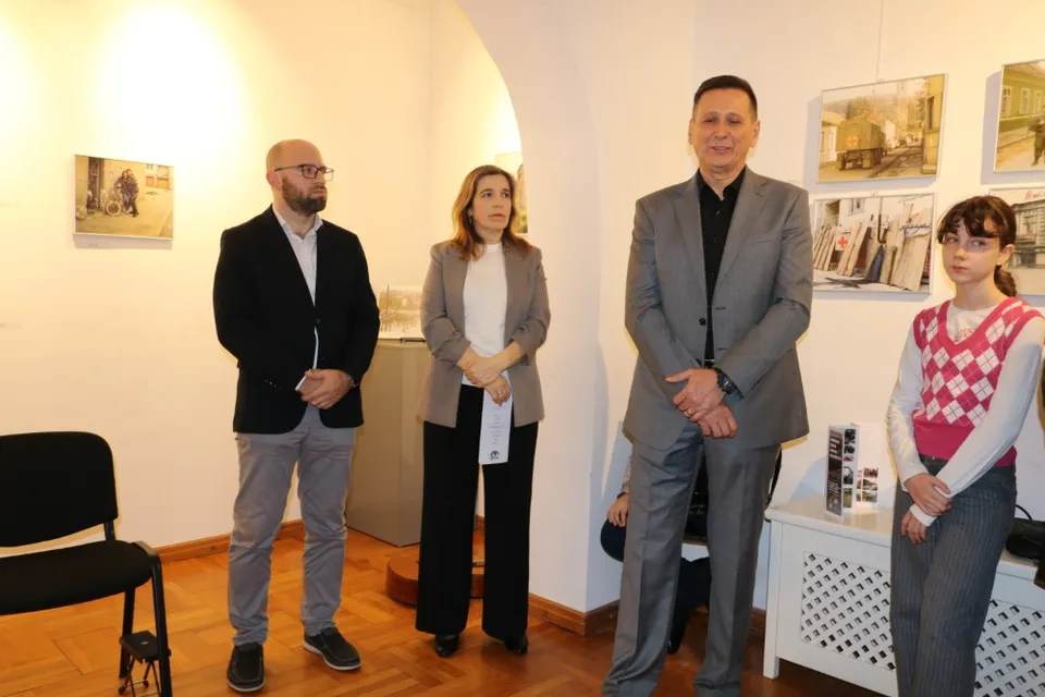 Fotografija uz članak „PAKRAC KROZ RATNI OBJEKTIV „Djevojčica s lutkom iz prašine“ osvojila prvo mjesto na izložbi“