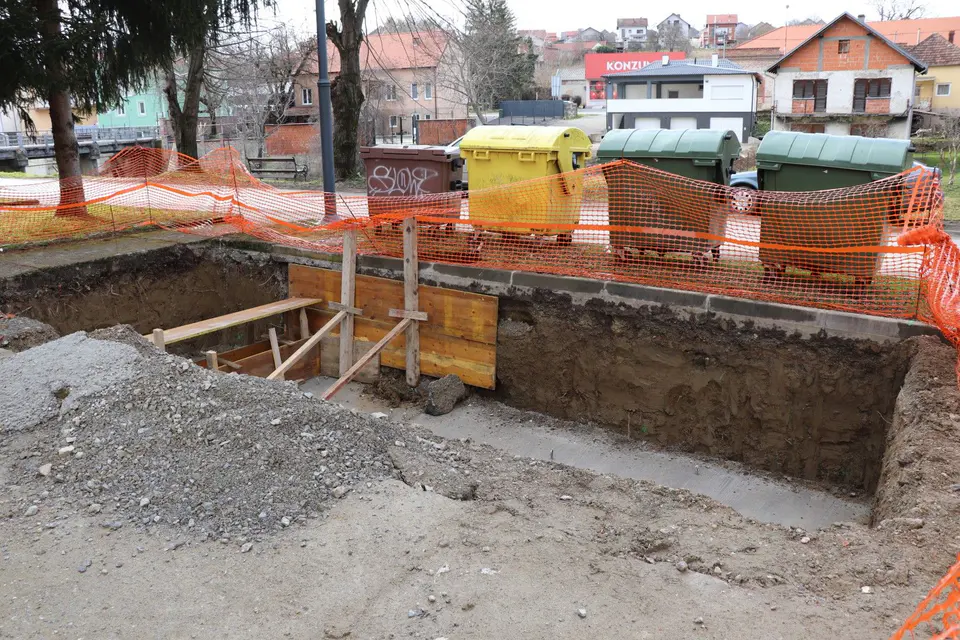 Fotografija uz članak „USKORO JOŠ DVA SETA Nastavlja se postavljanje polupodzemnih kontejnera za odvojeno sakupljanje otpada u Pakracu“