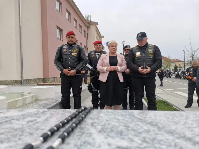 Fotografija uz članak „MOTO KARAVANA SJEĆANJA 30. krunica položena pored novog spomen obilježja“