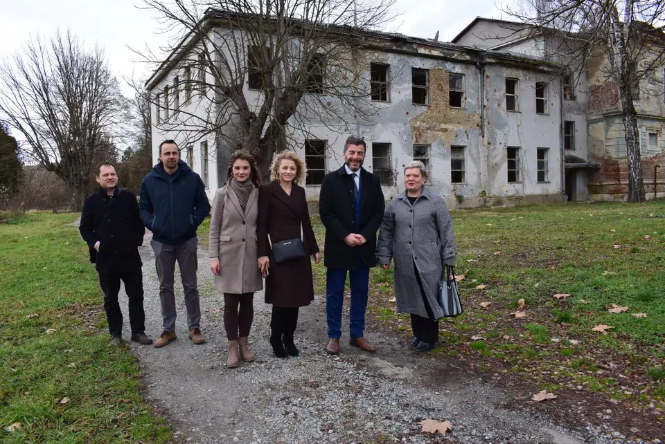 Fotografija uz članak „RADNI POSJET: D. Jelić i gradska delegacija obišli Spahijski i objekt Prve Zemaljske umobolnice“