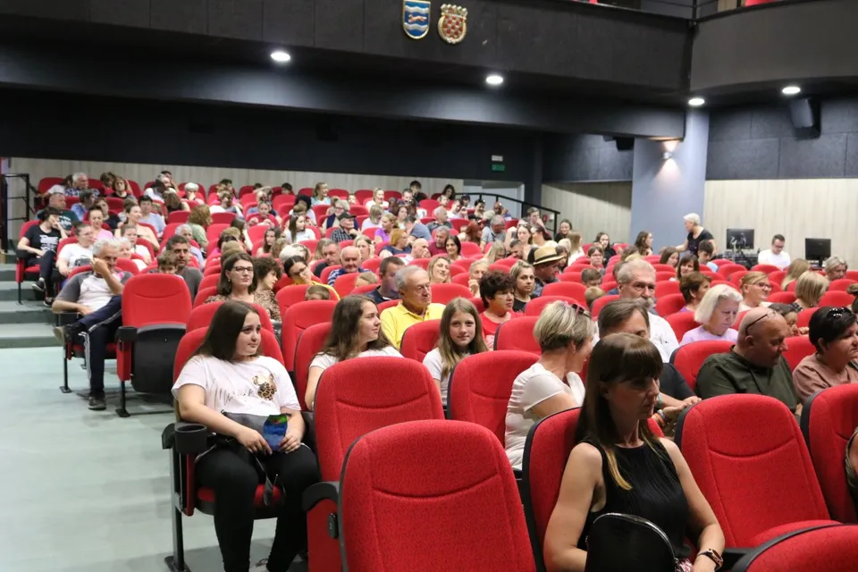 Fotografija uz članak „PLESNI KLUB DOLCE PAKRAC-LIPIK Plesom očarali ispunjenu kino dvoranu“