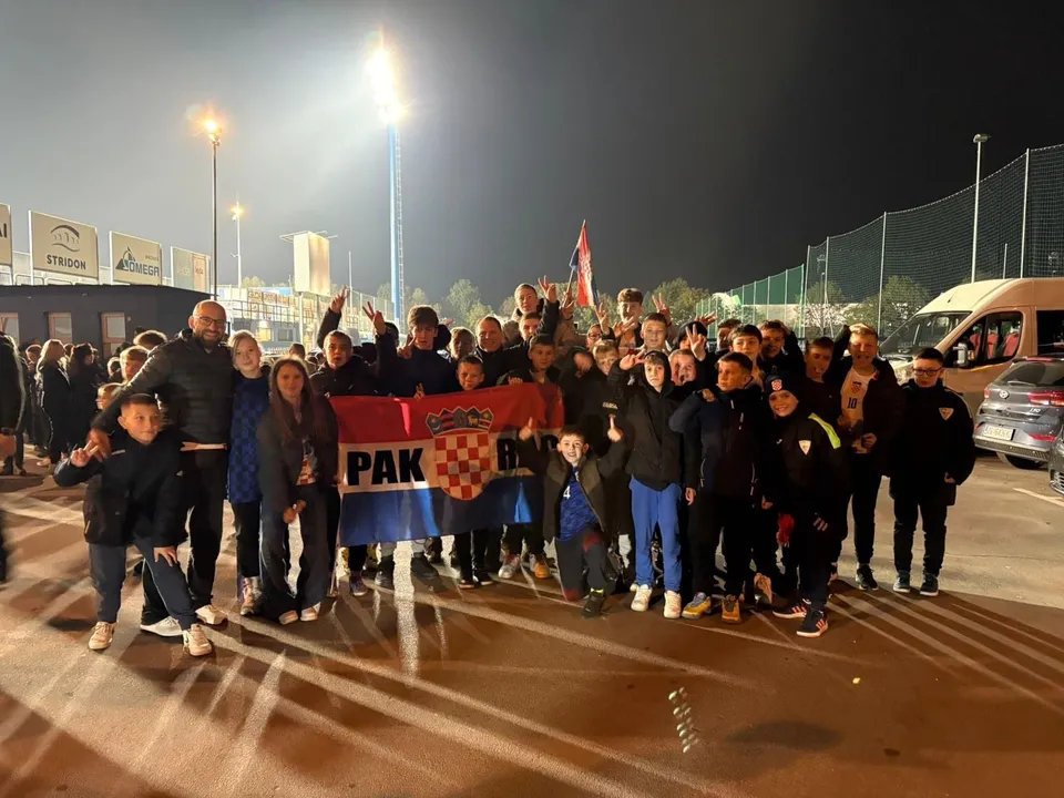 Fotografija uz članak „LIJEPA GESTA HNS-a Pakrački mladi sportaši besplatno s gradonačelnikom Novincom na utakmici Hrvatska - Gibraltar“