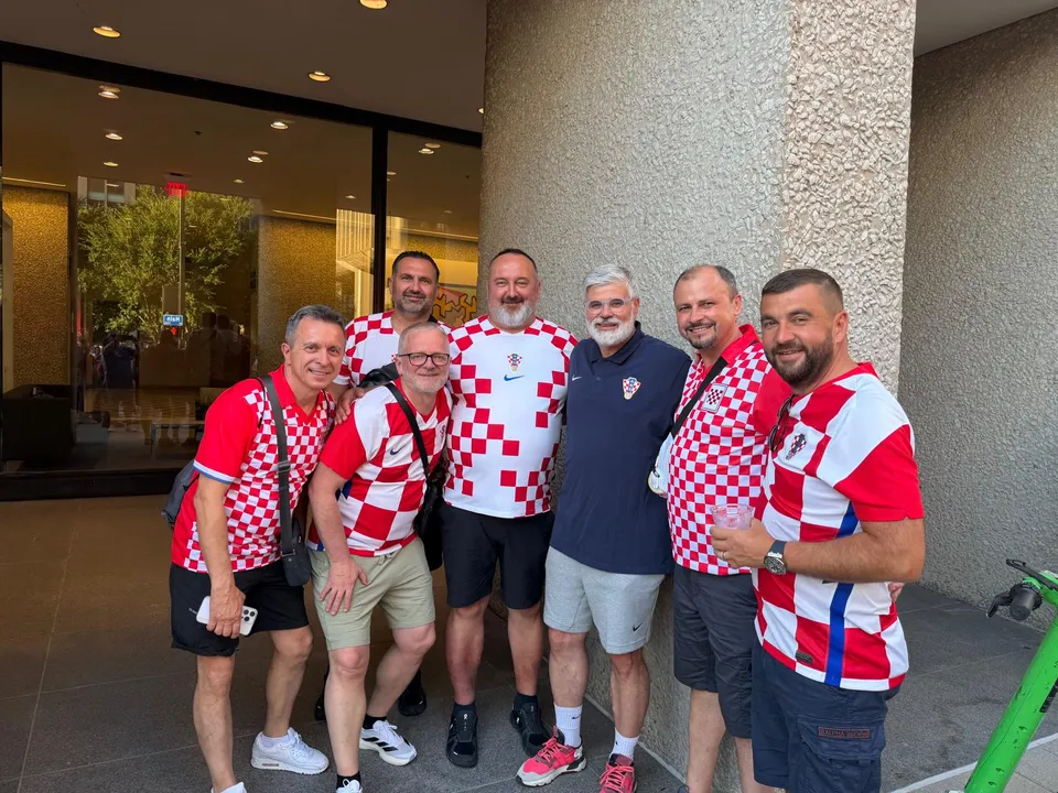 Fotografija uz članak „NAŠ ČOVJEK U DALLASU DAY TWO Nakon navijačkog kortea, irski pub pretvorili u hrvatski!“