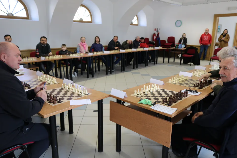 Fotografija uz članak „POVODOM JOSIPOVA Velemajstor Palac odigrao simultanku protiv 22 šahista“