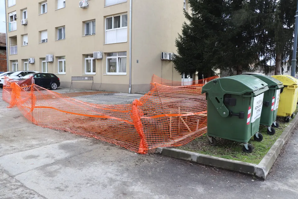 Fotografija uz članak „USKORO JOŠ DVA SETA Nastavlja se postavljanje polupodzemnih kontejnera za odvojeno sakupljanje otpada u Pakracu“