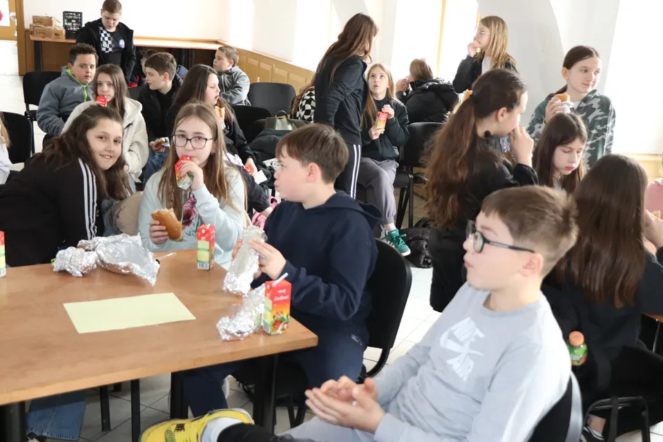 Fotografija uz članak „KVIZ „VOLIM SVOJ GRAD 2026.“ Među pakračkim petašima trijumfirao 5.d razred“