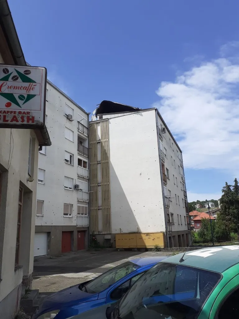 Fotografija uz članak „NEVRIJEME PROUZROČILO MATERIJALNU ŠTETU Jak olujni vjetar uništio krov zgrade!“