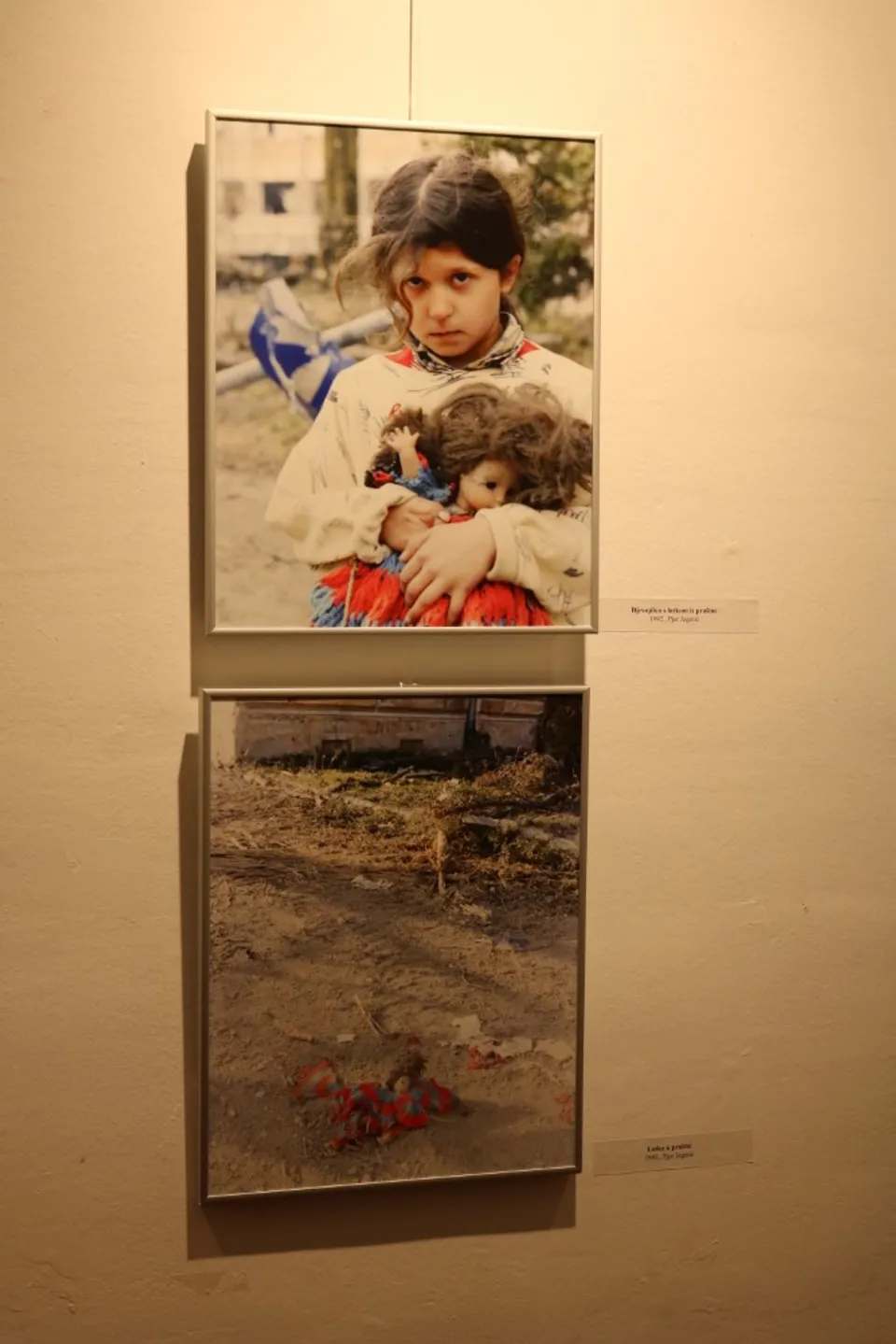 Fotografija uz članak „PAKRAC KROZ RATNI OBJEKTIV „Djevojčica s lutkom iz prašine“ osvojila prvo mjesto na izložbi“