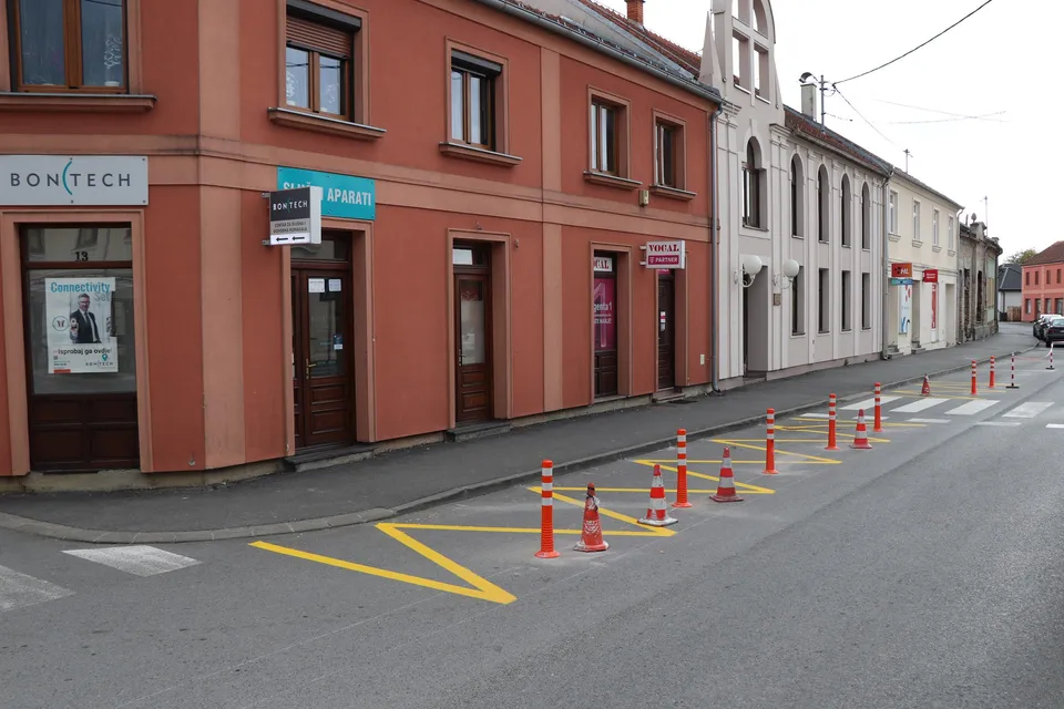 Fotografija uz članak „Novi taxi parking, jednosmjeran promet na parkingu kod sportske dvorane te dostavni parking ispred cvjećarnice Dalas“