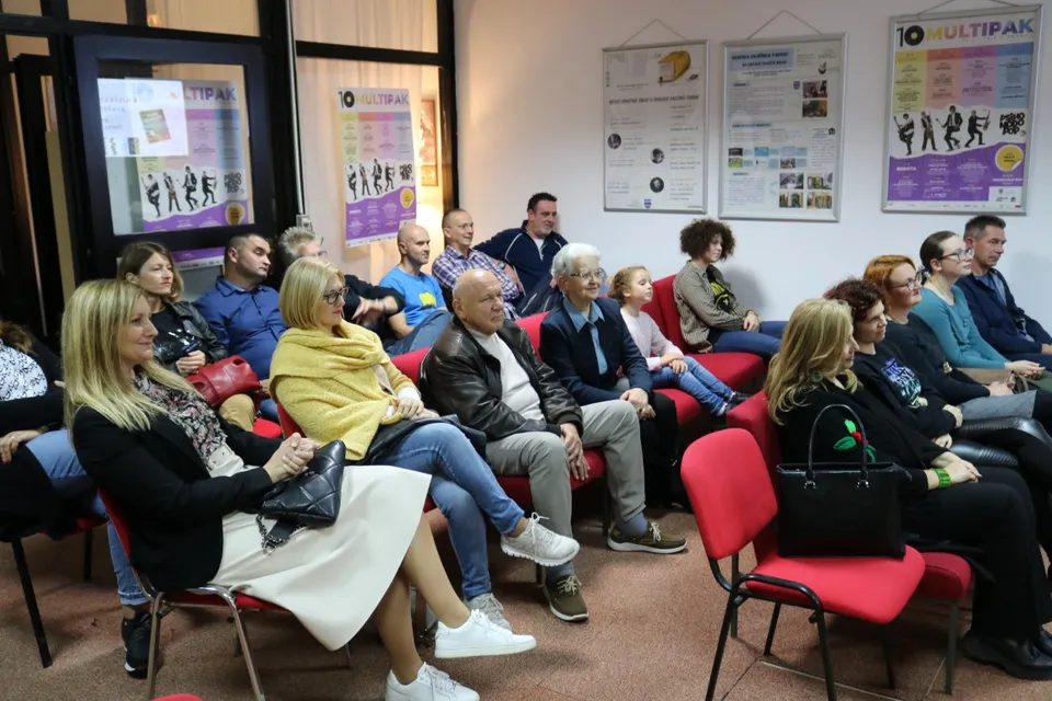 Fotografija uz članak „GRADSKA KNJIŽNICA PAKRAC Zoran Žmirić prvi put pred pakračkom čitateljskom publikom“