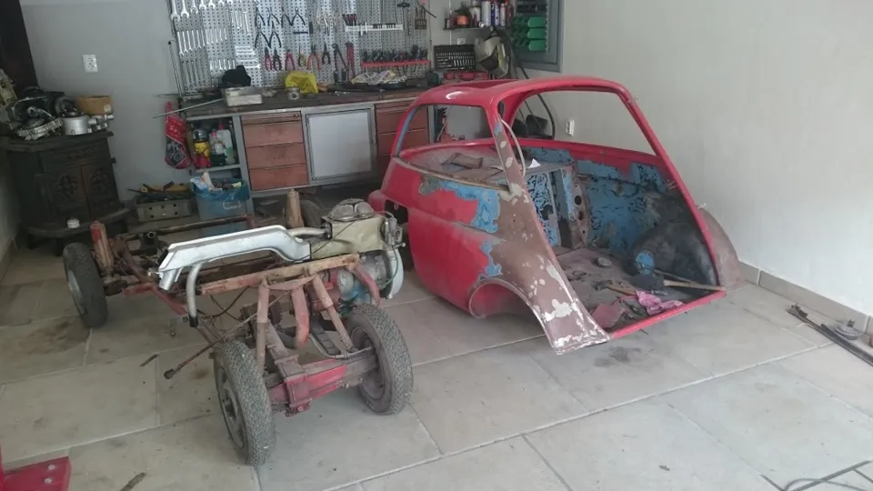 Fotografija uz članak „ZLATNE RUKE MAJSTORA ZECA: Darijo Adžijević restaurirao vrijednu BMW Issetu iz 1957. godine“
