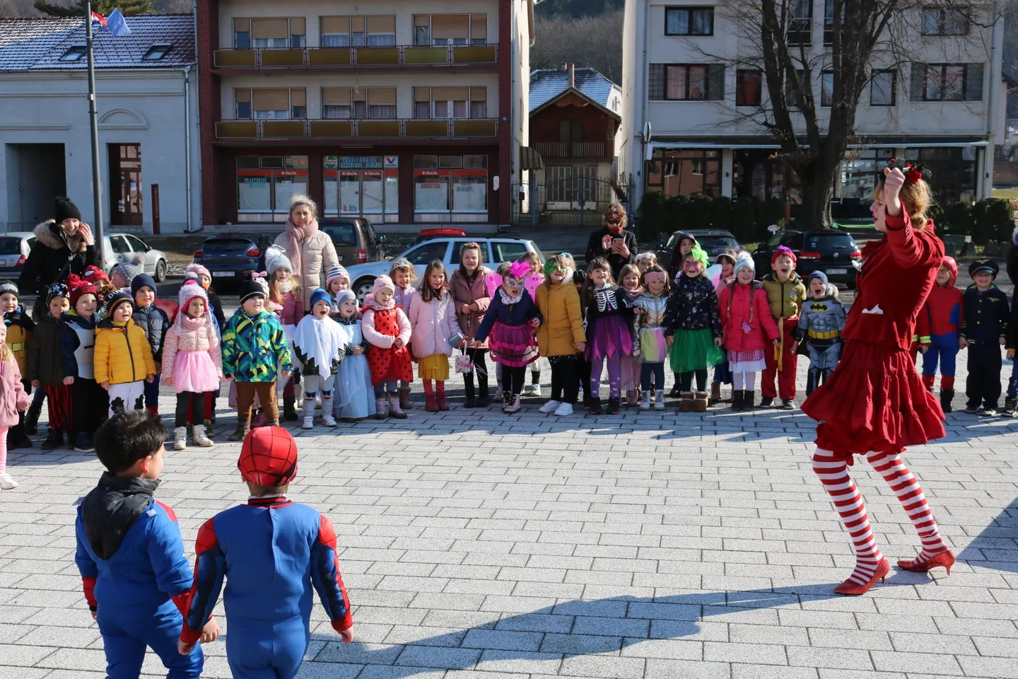 Fotografija uz članak „DJEČJI VRTIĆ „MASLAČAK“ Male maškare oživjele gradski trg“