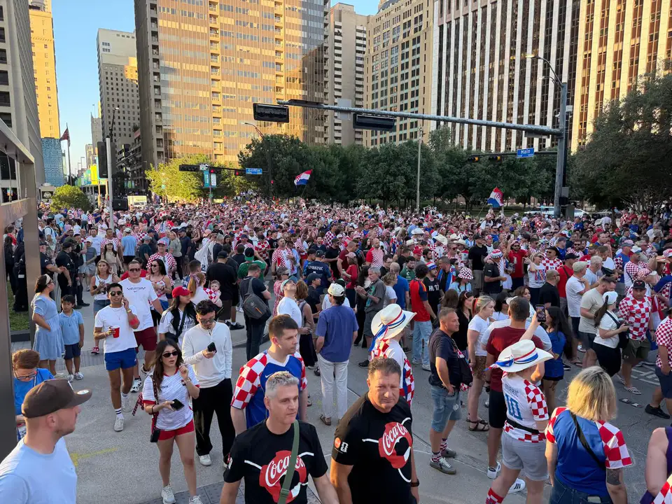 Fotografija uz članak „NAŠ ČOVJEK U DALLASU DAY TWO Nakon navijačkog kortea, irski pub pretvorili u hrvatski!“