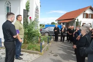 Fotografija uz članak „Kod spomen kapelice u Gornjoj Obriježi: Članovi požeške Udruge roditelja poginulih branitelja odali počast“