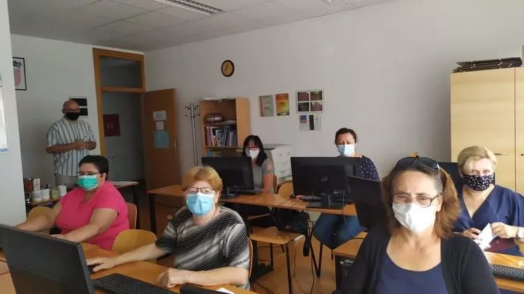 Fotografija uz članak „[PROMO] "ŽENA ISPRED VREMENA" Program osposobljavanja za gerontodomaćice i PC operatere“