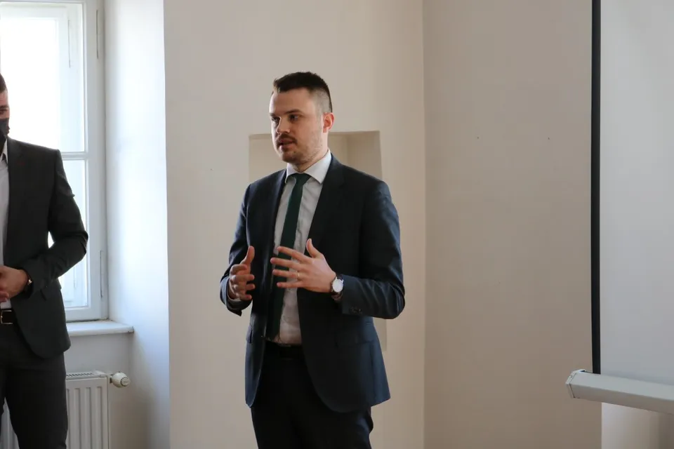 državni tajnik