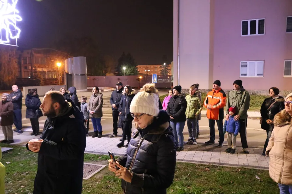 Fotografija uz članak „ADVENT U PAKRACU Na trgu zapaljena prva adventska svijeća“
